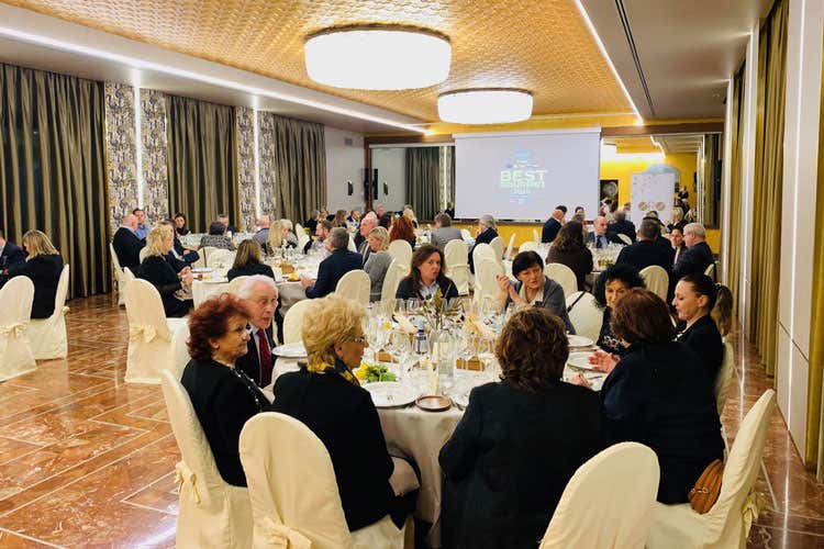 I tavoli della cena di gala, dopo la presentazione (La Guida Best Gourmet 2020 incorona i locali friulani)