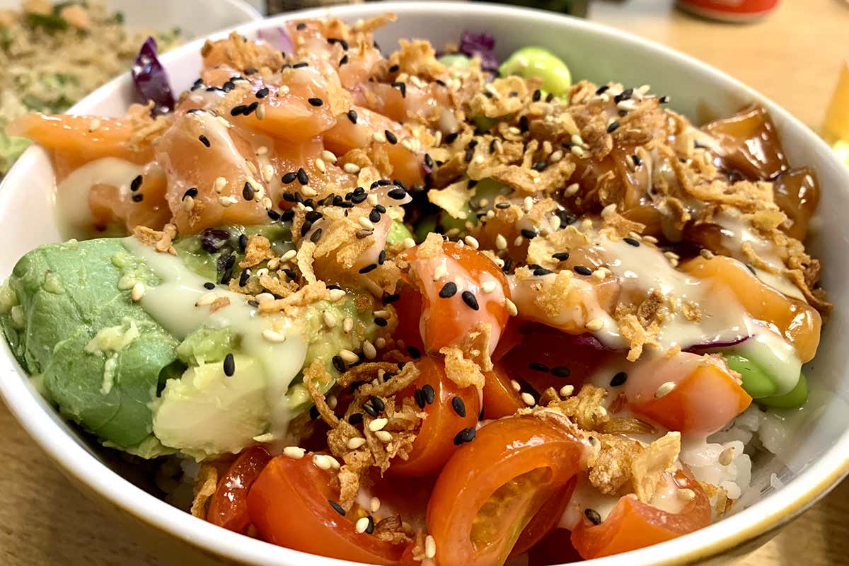 Tanta abbondanza nel Best of pokè Macha Cafè si veste d’arte