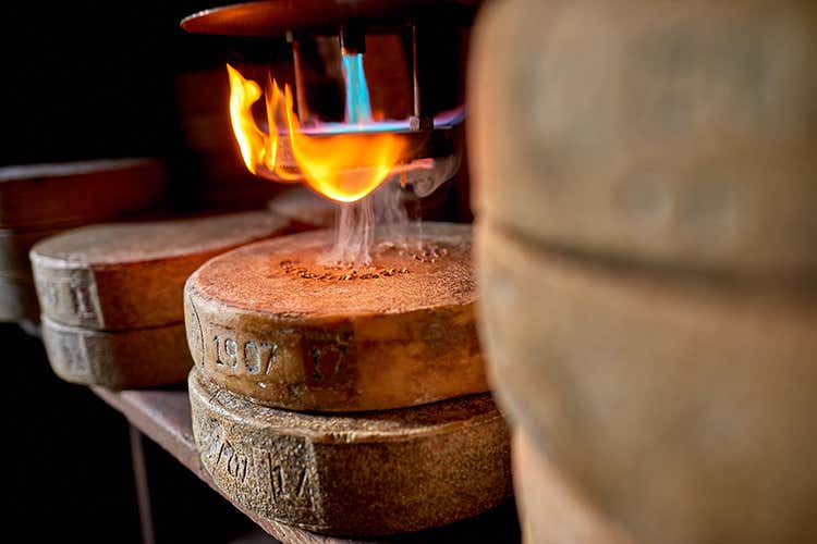 Il marchio a fuoco certifica la qualità - Bettelmatt, il formaggio eroico certificato col marchio del fuoco Il marchio a fuoco certifica la qualità - Bettelmatt, il formaggio eroico certificato col marchio del fuoco