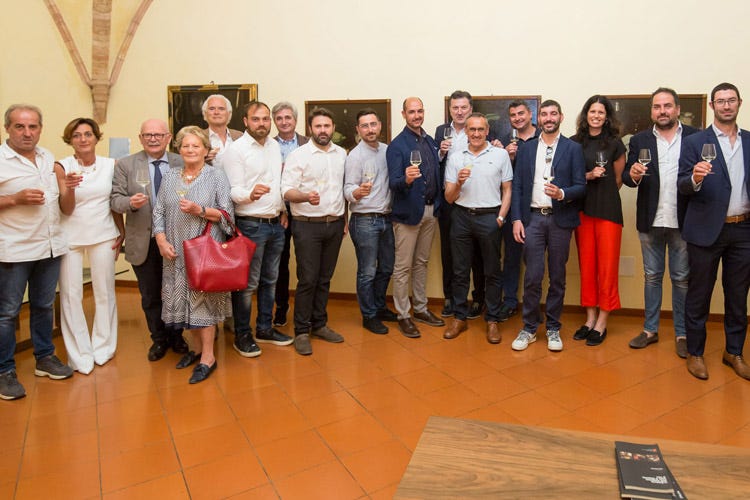 Brindisi tra i produttori di vino presenti al convegno (Il Bianchello del Metauro festeggia 50 anni di Doc)