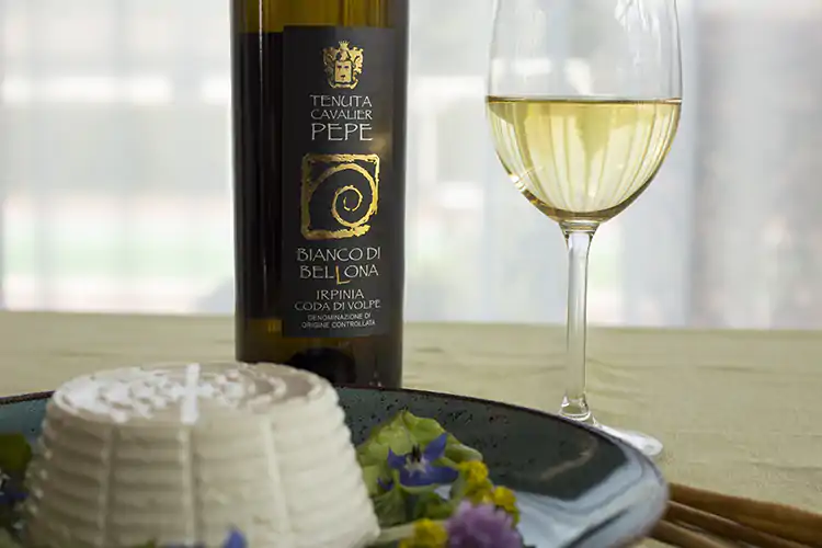 Bianco di Bellona &egrave; ottimo con i formaggi giovani - Foto Emanuela Di Guglielmo Con i vini Tenuta Cavalier Pepe l&rsquo;Irpinia accoglie la primavera