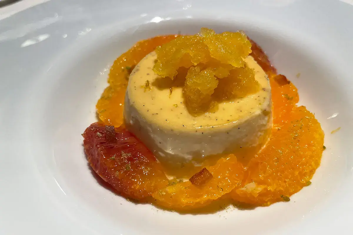Biancomangiare con agrumi freschi (mandarino cinese e arancia), polvere di finocchietto e granita all’arancia Dall'hotel alla Loge sui campi da sci, [Le Massif vince anche grazie all'alta cucina]