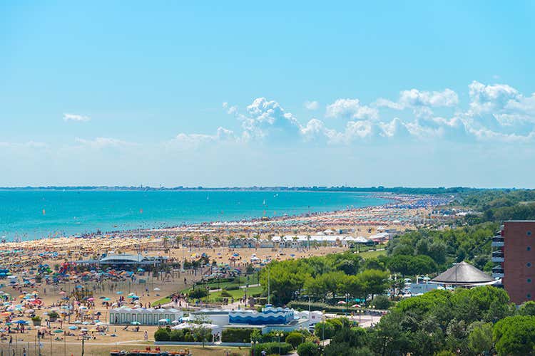Una veduta di Bibione - Bibione, in spiaggia il 30 maggio Prezzi uguali, postazioni da 64 mq