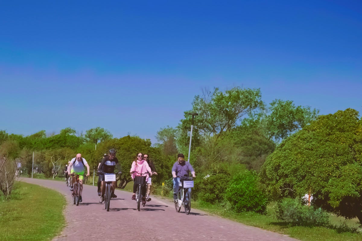 Nelle zone di Bibione ci sono oltre 240 km di itinerari in bicicletta Bibione inaugura l'estate tra divertimento mare natura e gastronomia