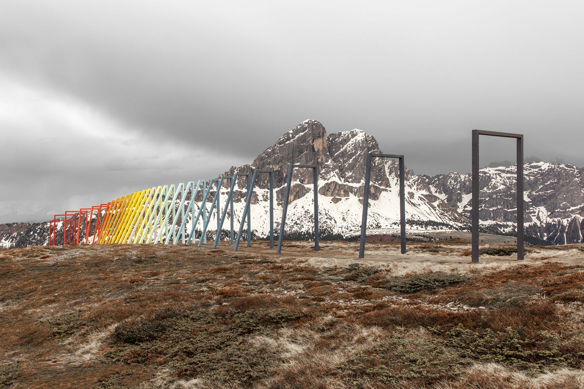 Biennale Smach, Land Art nelle Dolomiti: Xinge Zhang & Jiaqi Qiu, “Fragile as a Rainbow”, 2021, installazione ambientale, location  Pra de Pütia L’altra faccia della natura alpina? Ecco cosa fare di diverso in montagna