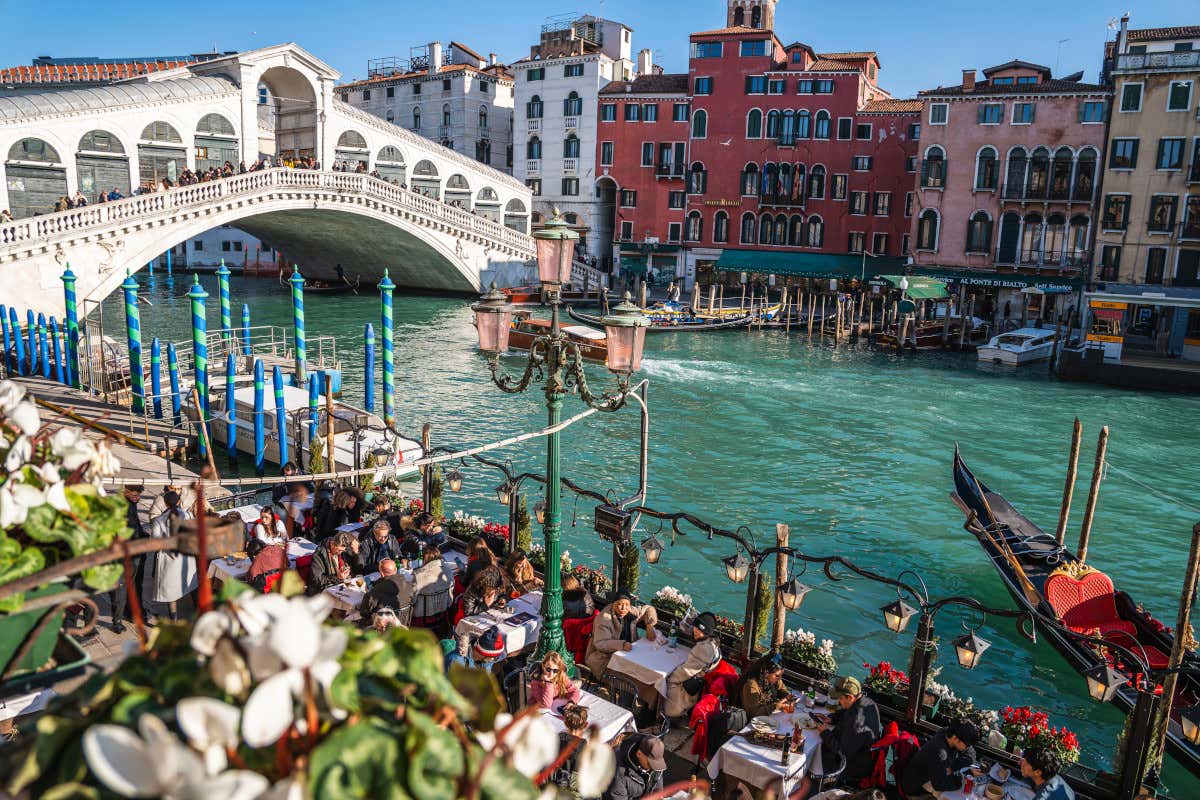 La vista sul Ponte di Rialto dal Caffè Ristorante Saraceno