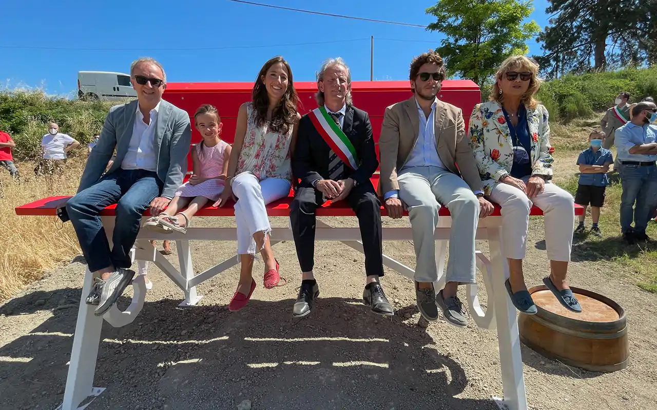 I protagonisti dell'inaugurazione Tenuta Travaglino inaugura la terza Panchina Gigante dell'Oltrep&ograve;