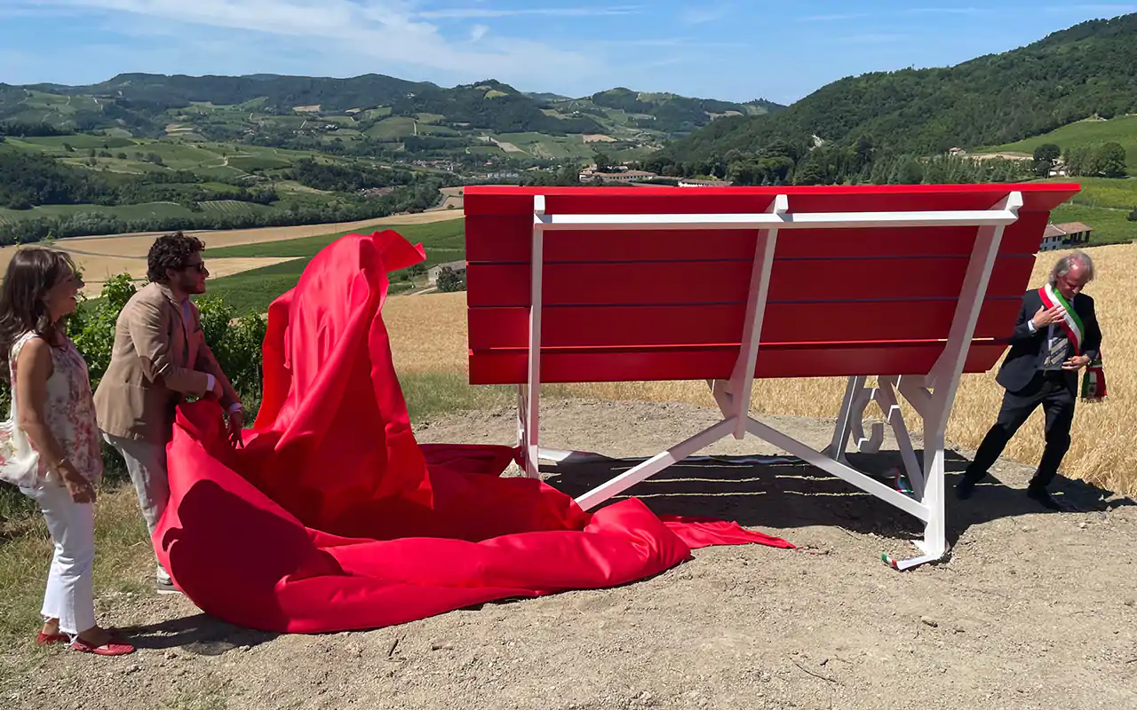 La Big Bench inaugurata a Calvignano in collaborazione con Tenuta Travaglino Tenuta Travaglino inaugura la terza Panchina Gigante dell'Oltrep&ograve;
