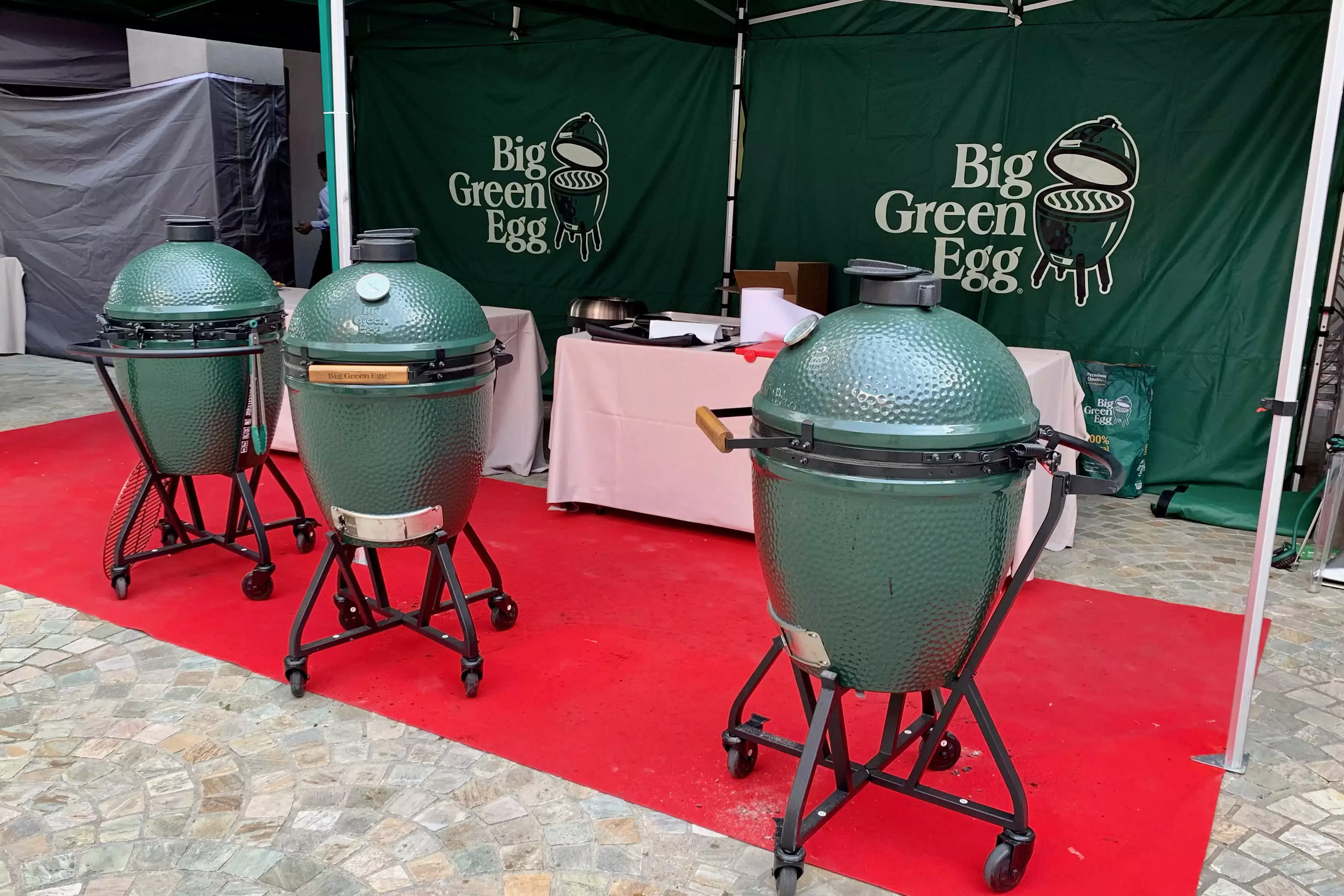Big Green Egg su ruote K&uuml;nzi, da 86 anni tutto per la cucina