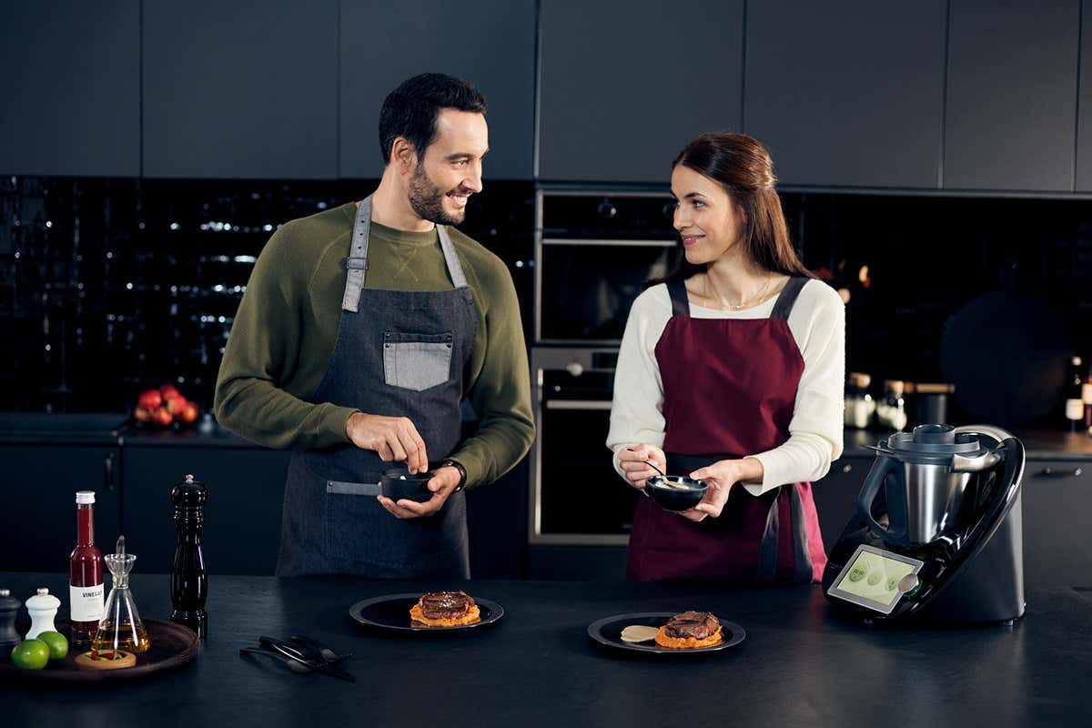 Arriva la prima Limited Edition del più noto e amato robot da cucina Eleganza in cucina: Bimby si veste di nero lucido Arriva la prima Limited Edition del più noto e amato robot da cucina Eleganza in cucina: Bimby si veste di nero lucido
