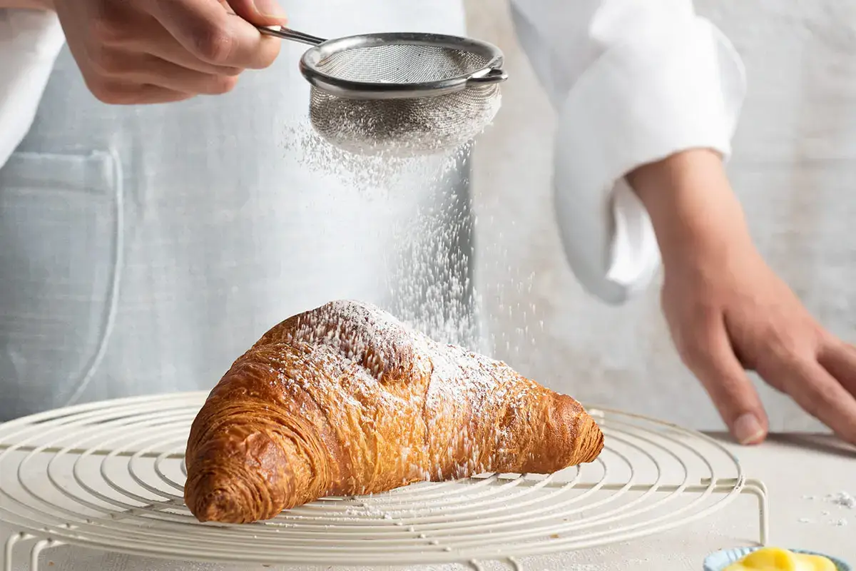 Gran Croissant alla crema Colazione dal cuore italiano con le specialit&agrave; Bindi