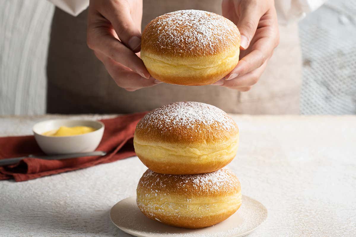 Krapfen alla crema Colazione dal cuore italiano con le specialità Bindi