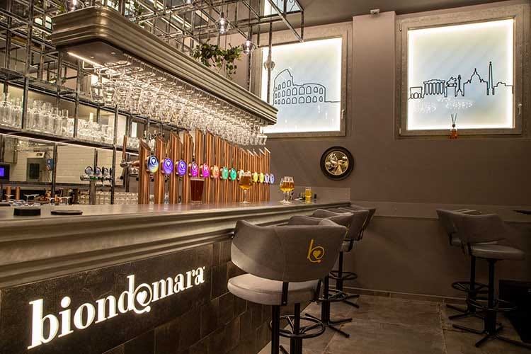 Il bancone di Biondamara, il nuovo urban lounge beer di Roma Altro che il solito pub, Biondamara rivoluzione l'abbinata birra e cibo