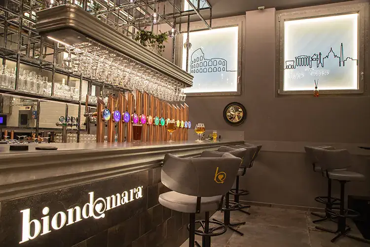 Il bancone di Biondamara, il nuovo urban lounge beer di Roma Altro che il solito pub, Biondamara rivoluzione l'abbinata birra e cibo