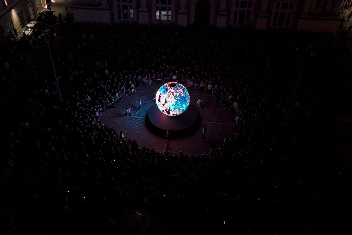 Pesaro accende la Capitale della cultura con la Biosfera, simbolo della città Pesaro accende la Capitale della cultura con la Biosfera, simbolo della città