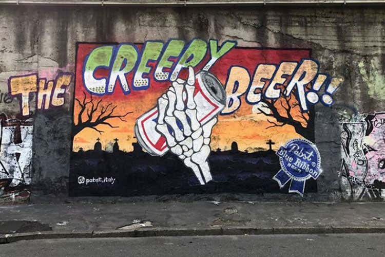 (La birra americana Pabst Blue Ribbon Ispirazione per graffiti in tutta Milano) (La birra americana Pabst Blue Ribbon Ispirazione per graffiti in tutta Milano)