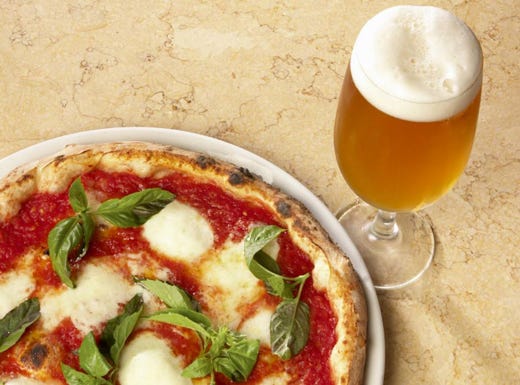Birra, la bevanda regina del weekend 
Il 64% degli italiani la abbina alla pizza
