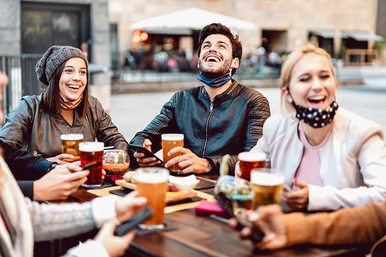 La birra per gli italiani &egrave; anche sinonimo di momenti di relax, condivisione e gioia Come gli italiani scelgono la birra Tra &pound;$i must have$&pound; la sostenibilit&agrave;
