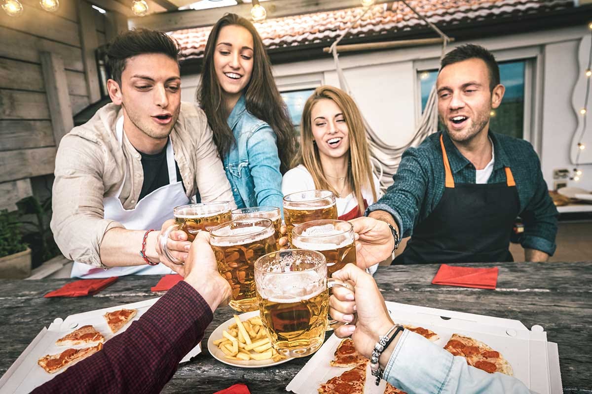 Per il 23% degli italiani il desiderio dell'estate 2021 sarà una birra in pizzeria con gli amici Birra volano della ripartenza Horeca: per un italiano su 4 sarà il vero piacere dell'estate