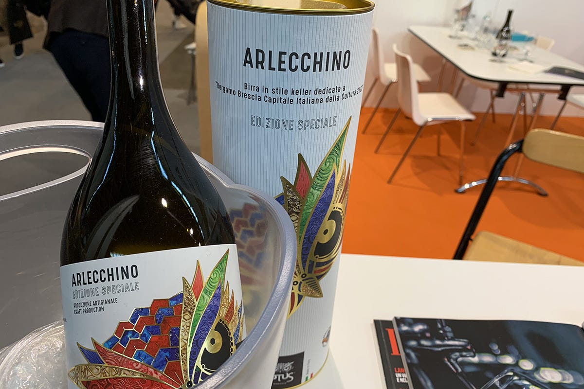 Il packaging speciale di birra Arlecchino, bottiglia da 75 cl Arlecchino la birra speciale in onore di Bergamo