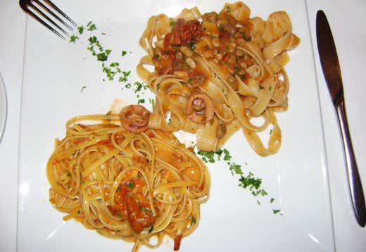 Bis di primi: fettuccine fresche con fave, calamari e pomodori secchi e tagliatelle con bottarga e ricci di mare