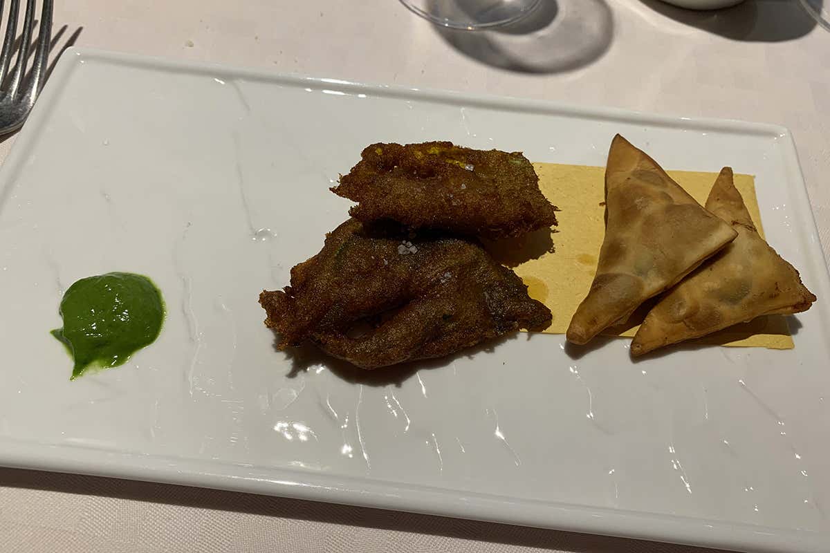 Bis ligure di primavera: barbajuan e fiori di zucca in tempura di chinotto, con pesto La cucina di Koin&egrave; parla la lingua delle emozioni