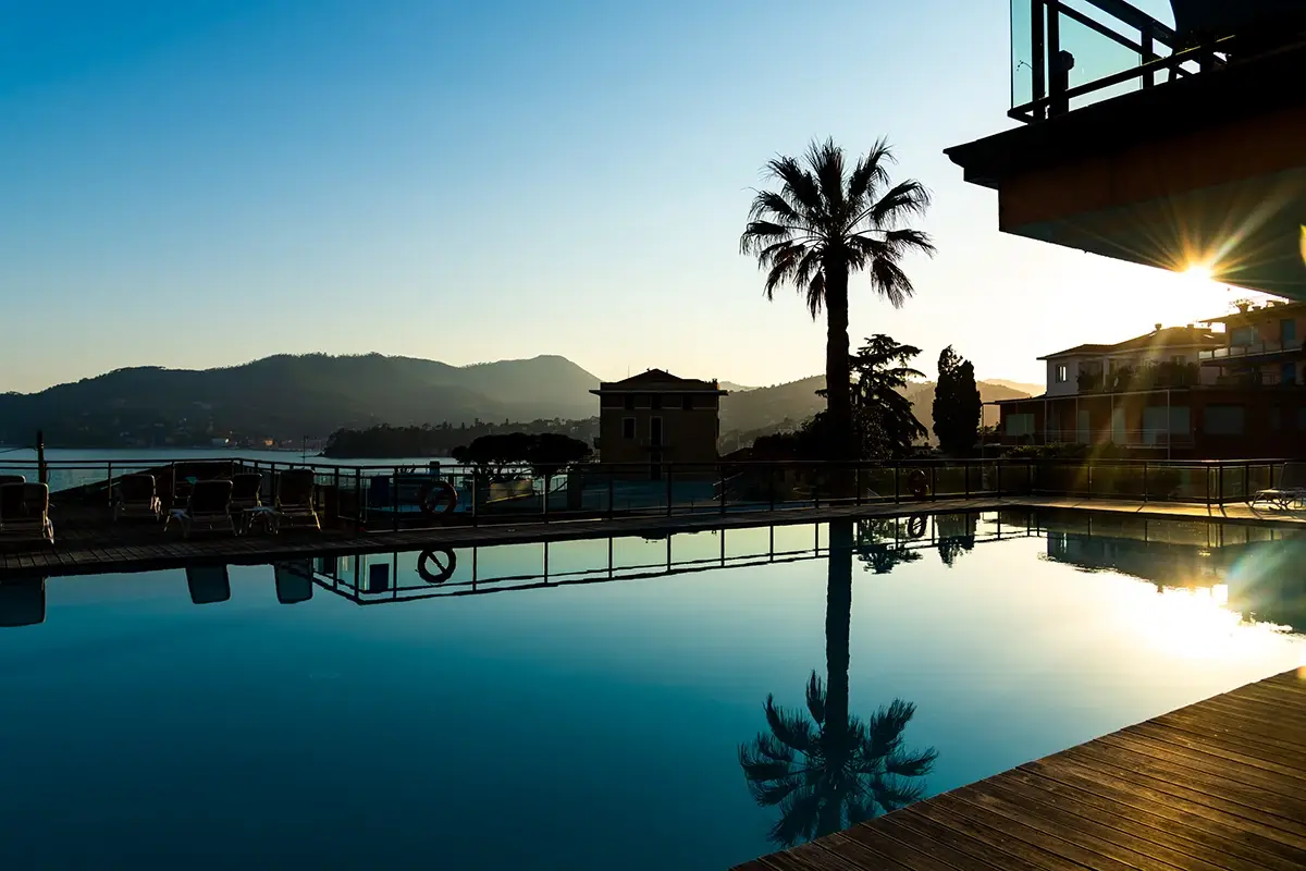 La spettacolare piscina Grand Hotel Bristol, la bellezza della riviera del Tigullio