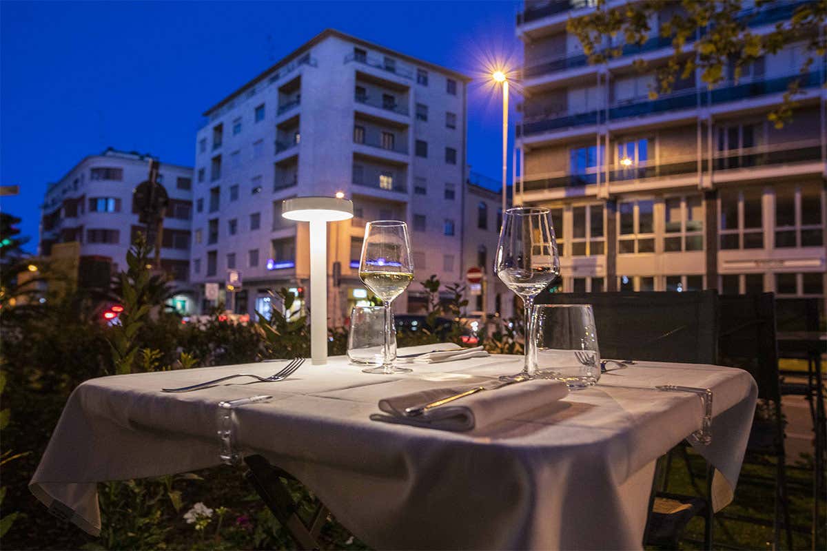 Una ventina di coperti nel verde Una ventina di coperti nel verde