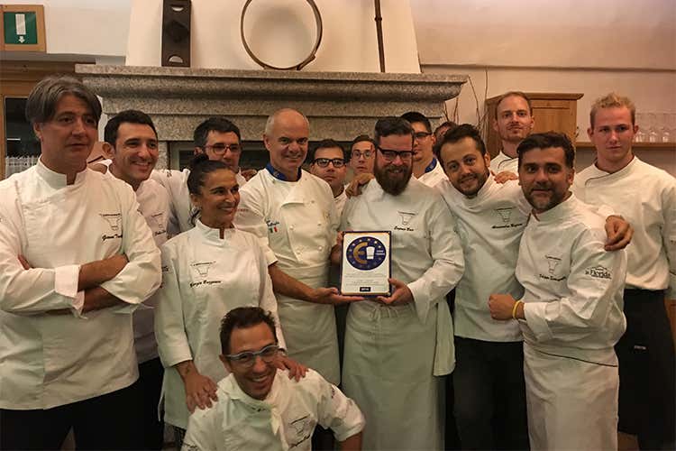 Eugenio Boer riceve dalle mani del presidente Enrico Derflingher la targa di Euro-Toques come nuovo iscritto