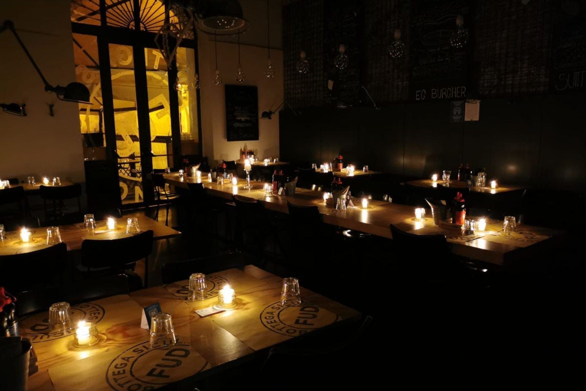 La protesta dei ristoranti contro il caro bollette: migliaia di candele accese