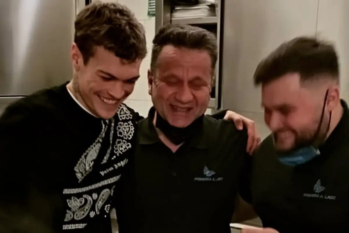 Blanco con gi cuochi del ristorante Il compleanno di Blanco: spaghettata in famiglia al lago