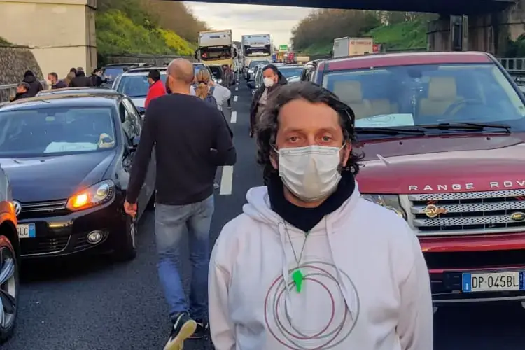 Pasquale Naccari (Tni) durante il blocco dell'autostrada ad Orte Ristoranti aperti il 25 aprile &laquo;O bloccheremo l'Italia&raquo;