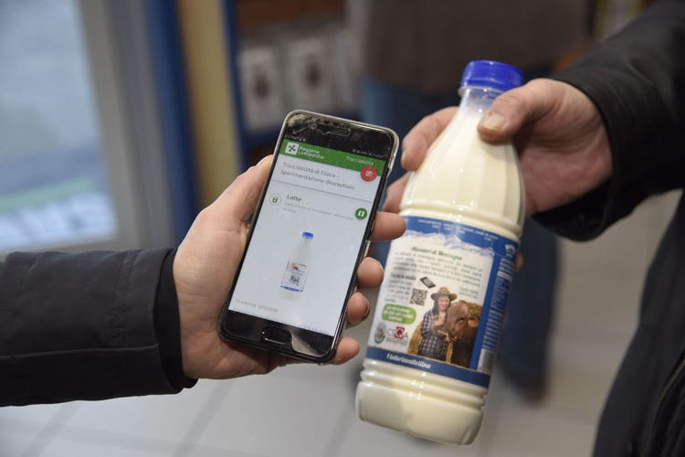 La blockchain applicata a una bottiglia di latte (Blockchain sui prodotti alimentariLa Lombardia tutela il Made in Italy)