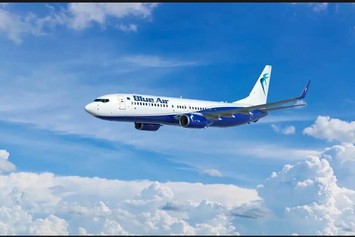 Blue Air lancia la nuova campagna Blue is the new black Viaggi con Blue Air? Vestiti di blu e vinci