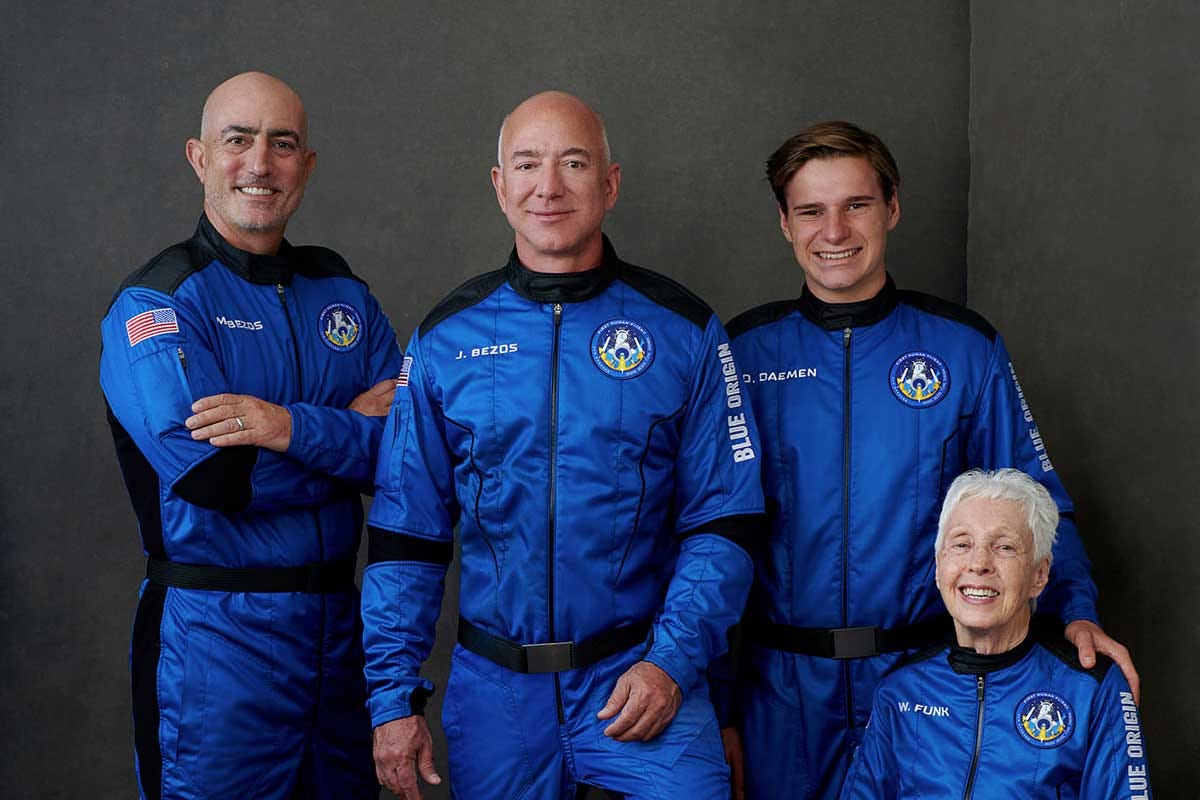 L'equipaggio del viaggio Blue Origin con al centro Jeff Bezos Anche Jeff Bezos ce l'ha fatta. Parte la competizione per il turismo spaziale