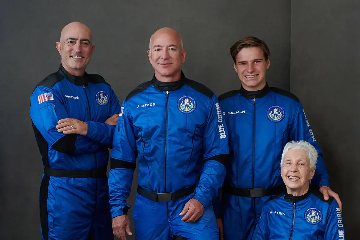 L'equipaggio del viaggio Blue Origin con al centro Jeff Bezos Anche Jeff Bezos ce l'ha fatta. Parte la competizione per il turismo spaziale