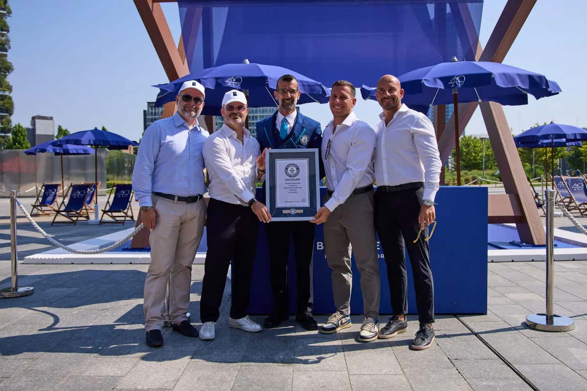 A Milano arriva la sdraio da record: il primato mondiale è firmato Bluserena A Milano arriva la sdraio da record: il primato mondiale è firmato Bluserena