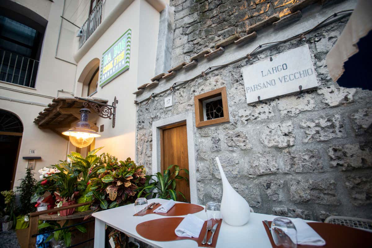 Uno dei tavoli esterni di Da Bob Cook Fish Sorrento Da Bob Cook Fish esperienza di qualità nel cuore di Sorrento Uno dei tavoli esterni di Da Bob Cook Fish Sorrento Da Bob Cook Fish esperienza di qualità nel cuore di Sorrento