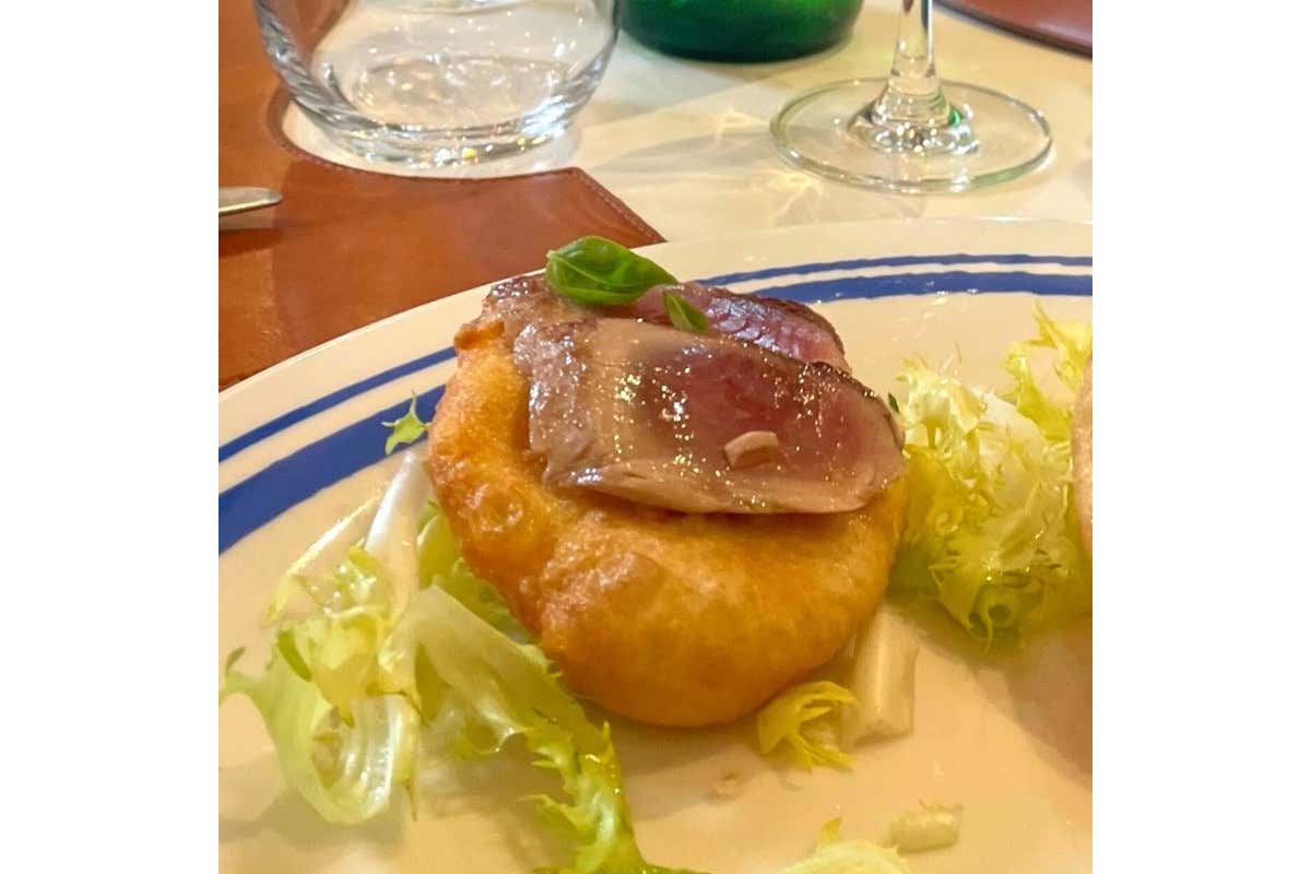 Pizza fritta con crudo cotto di alletterato Da Bob Cook Fish esperienza di qualità nel cuore di Sorrento