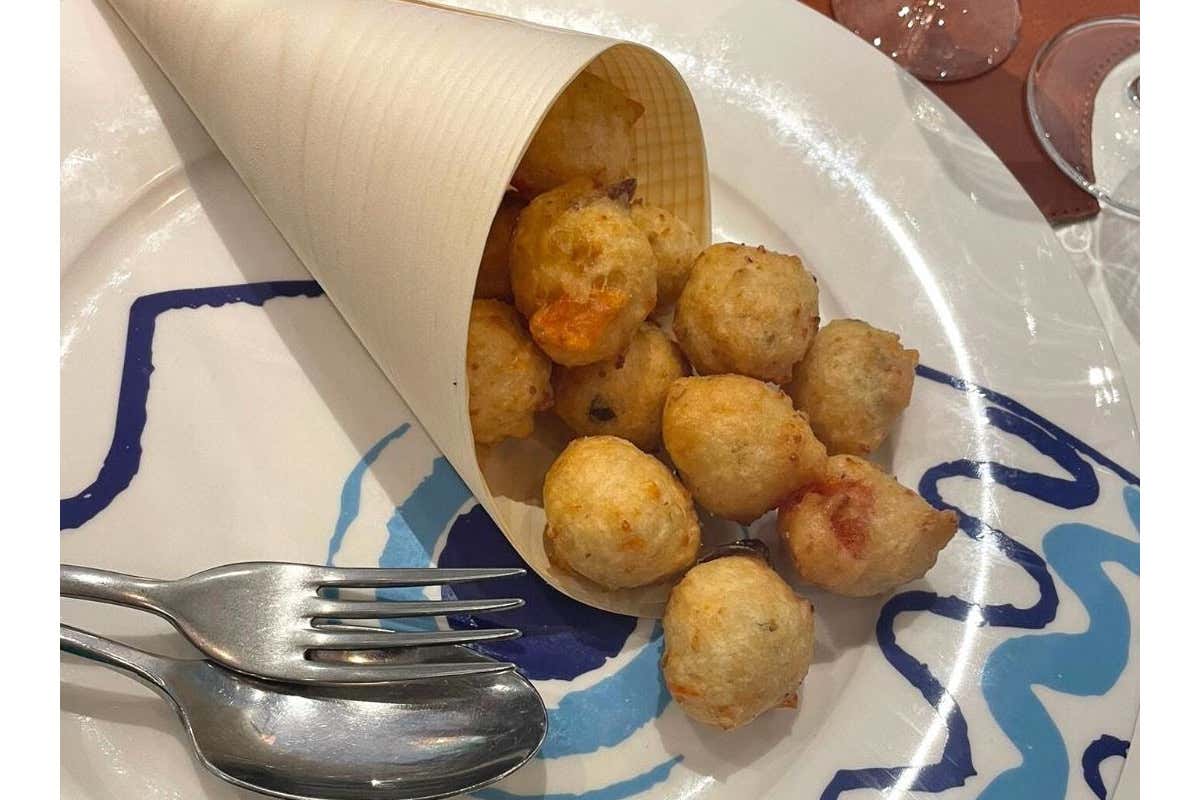 Frittelle con cous cous di alici, capperi e olive Da Bob Cook Fish esperienza di qualità nel cuore di Sorrento