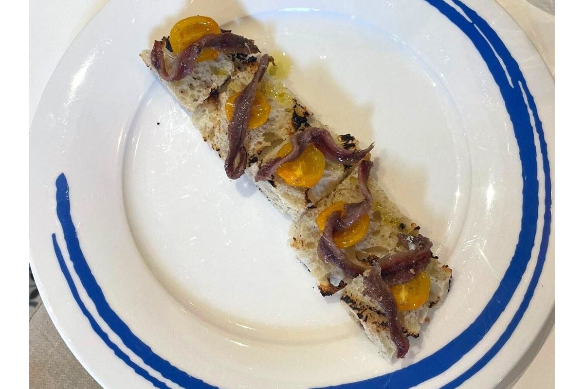 Bruschetta con pomodoro giallo e alici sotto sale condite aglio olio e peperoncino Da Bob Cook Fish esperienza di qualità nel cuore di Sorrento