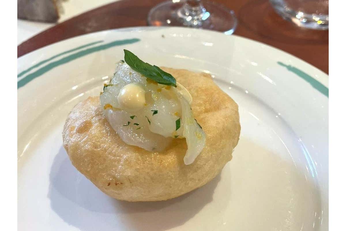 Pizza fritta con carpaccio di baccalà agli agrumi e maionese di capperi Da Bob Cook Fish esperienza di qualità nel cuore di Sorrento