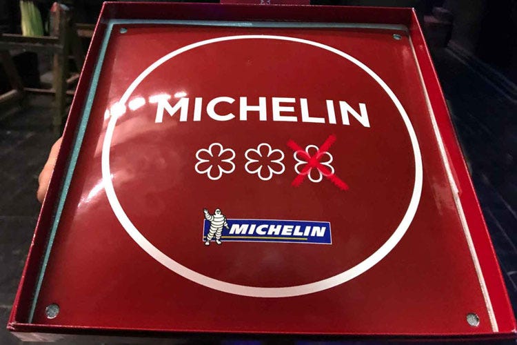 La Guida Michelin ha cancellato una stella al ristorante che fu di Paul Bocuse (Gli autogol della Guida Michelin su cucina francese e Bocuse d’or)