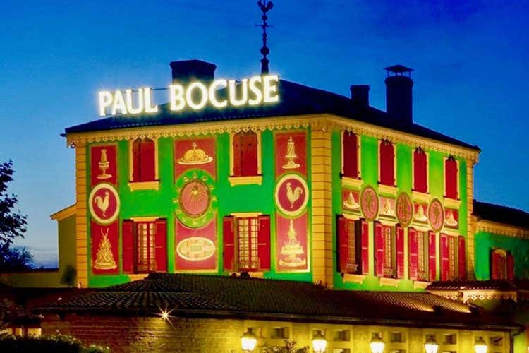 Via la terza stella al ristorante del padre della cucina moderna (Tolta la terza stella Michelin al ristorante francese di Bocuse) Via la terza stella al ristorante del padre della cucina moderna (Tolta la terza stella Michelin al ristorante francese di Bocuse)