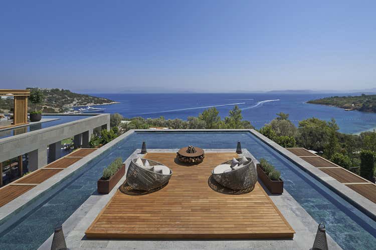 Una piscina con l'affaccio sul mare (A Bodrum, il Mandarin Orientaltra suite, alta cucina e benessere) Una piscina con l'affaccio sul mare (A Bodrum, il Mandarin Orientaltra suite, alta cucina e benessere)