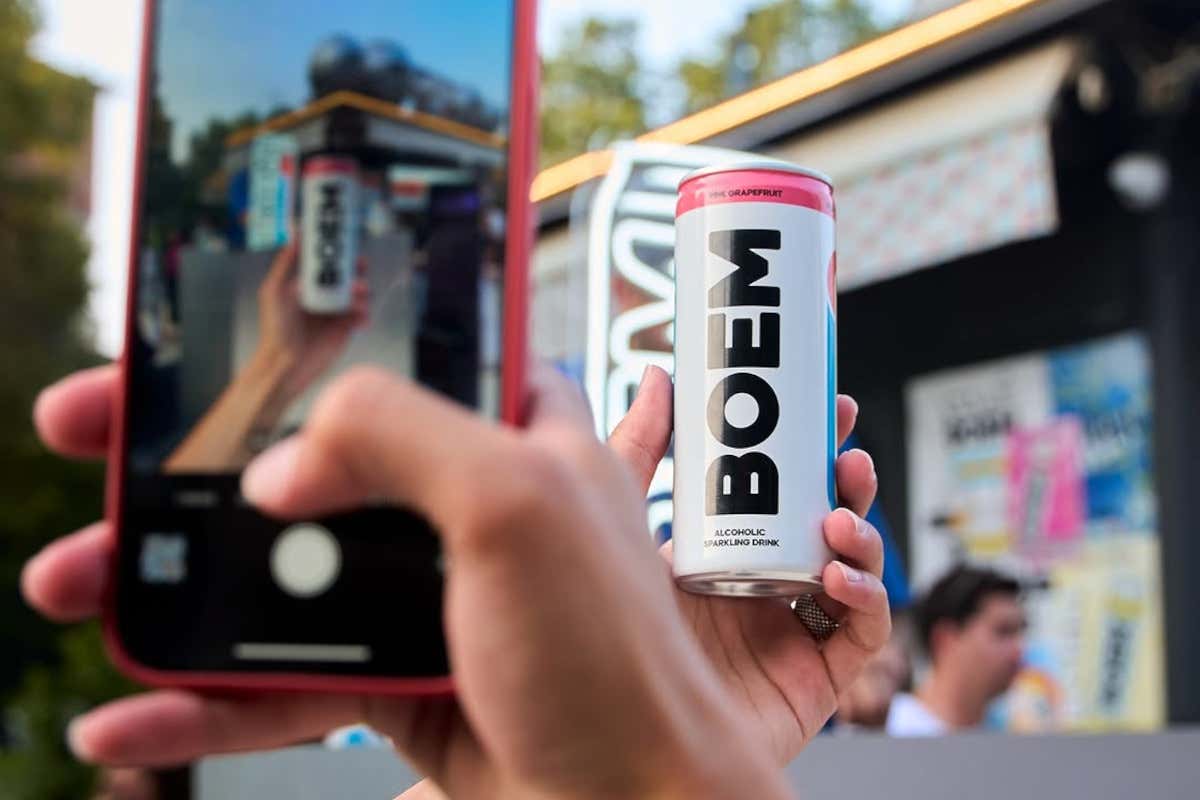 Del Vecchio in soccorso di Fedez e Lazza: la bevanda Boem adesso è solo sua Del Vecchio in soccorso di Fedez e Lazza: la bevanda Boem adesso è solo sua