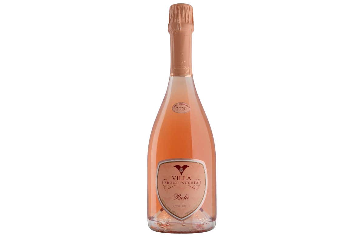 A tavola si può partire dai salumi. Pancetta, coppa, salame e qualche fetta di lardo appena scaldata vicino alla brace, mai sulla fiamma, hanno bisogno di freschezza e precisione. Il Rosé Bokè di Villa Franciacorta è l’abbinamentopiù pulito: nasce da Pinot Nero in purezza, ha perlage fine e una lettura rosata capace di sostenere il grasso senza appesantire. Funziona perché sgrassa, ma non cancella; la bolla toglie untuosità, la parte fruttata dialoga con la dolcezza della stagionatura.