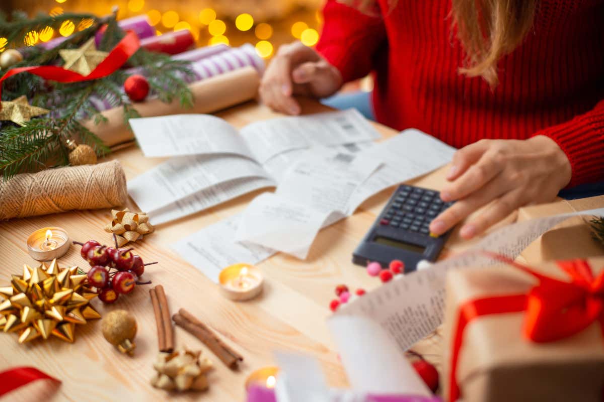La tredicesima gli italiani la spenderanno in bollette&nbsp; In cosa spenderanno la tredicesima gli italiani? Cibo e... bollette