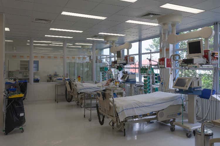 Quasi mille morti di Covid il 3 dicembre, &egrave; record - Quasi mille morti di Covid, &egrave; record: ma ancora si litiga sui cenoni