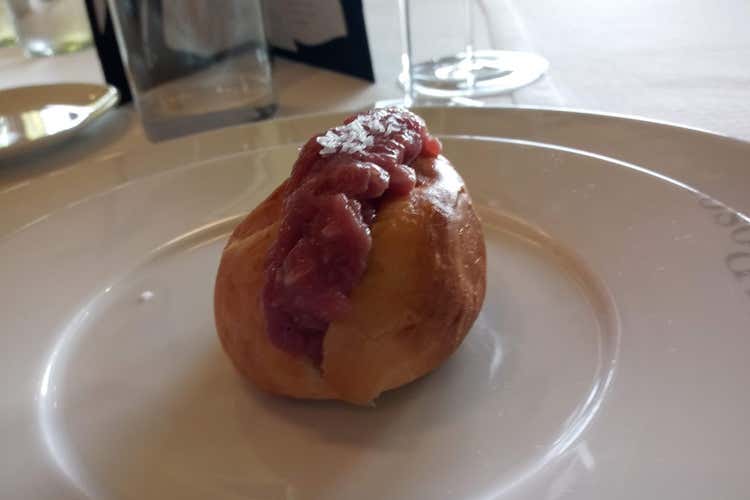 Il maritozzo carbonaro ripieno di tartare di agnello (La sfida di cinque stellati tra bollicine e carne irlandese)